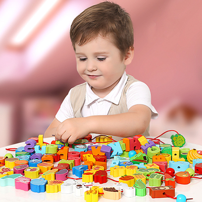 لعبة مكعّبات على الخيط بشكل الحروف والارقام