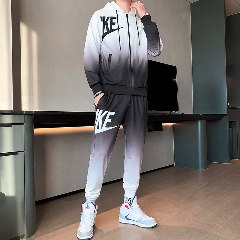 【パーカーセットアップ】パーカーのグラデーション切り替えデザインが目を惹くポイント