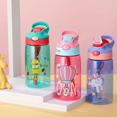 كوب مع قش بلاستيكي للأطفال