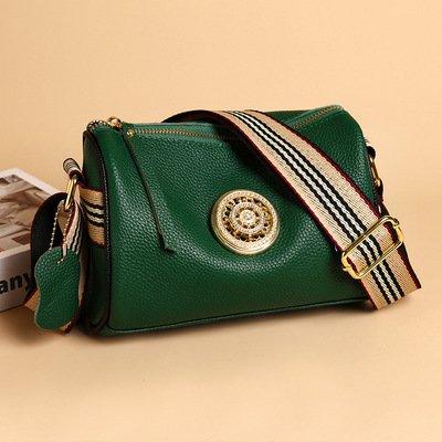 กระเป๋าสะพายข้างสายสะพายไหล่กว้าง