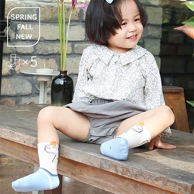 جوارب متوسطة الطول ومزينة بنقشة لطيفة للأطفال