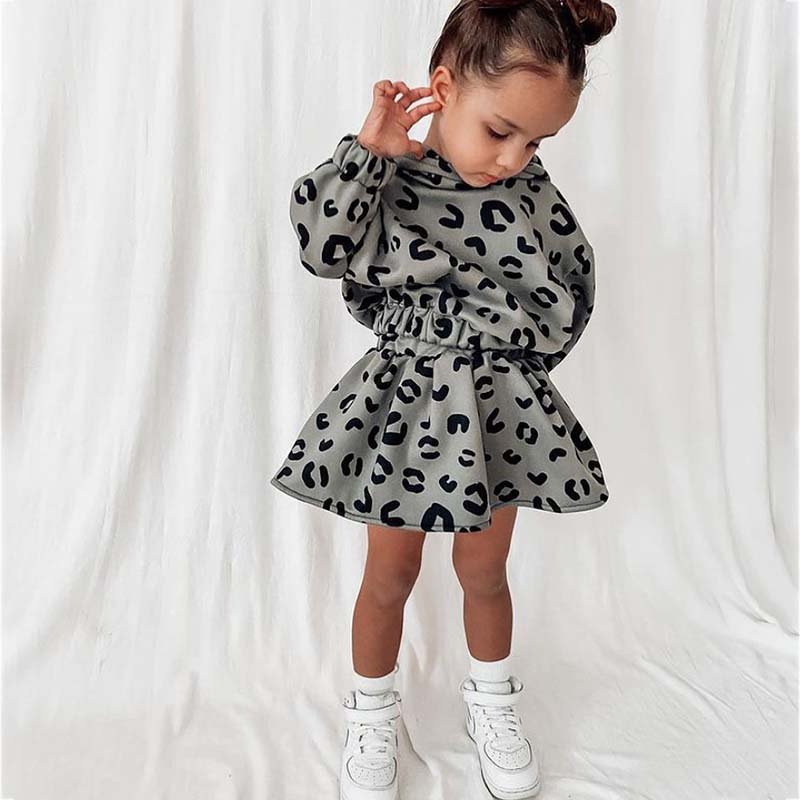 طقم سويت شيرت بغطاء الرأس وتنورة مزين بنقشة جلد فهد للفتيات