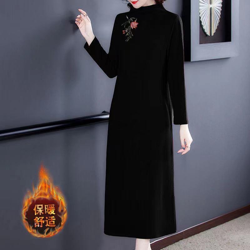 ชุดเดรสผ้ากำมะหยี่เย็บปักถักร้อย 